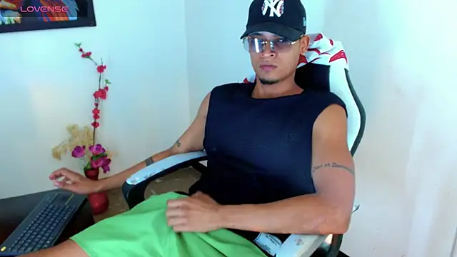 Snapshot of Isaacas_ chatting on 11-12-25, 12:05 Isaacas online show from 11-12-25, 12:05