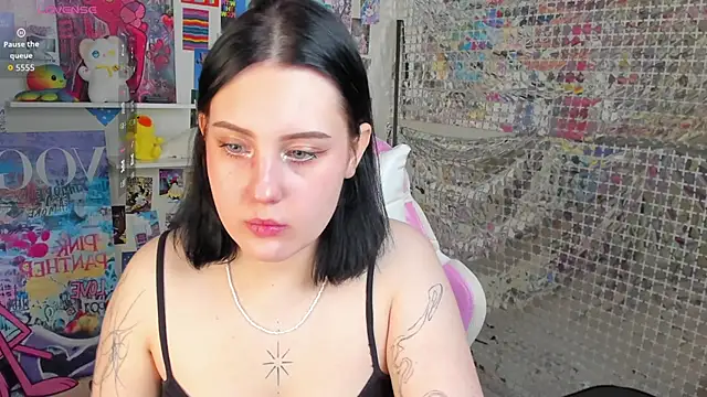 Snapshot of hey_tessa chatting on 11-25-25, 11:10 hey tessa online show from 11-25-25, 11:10