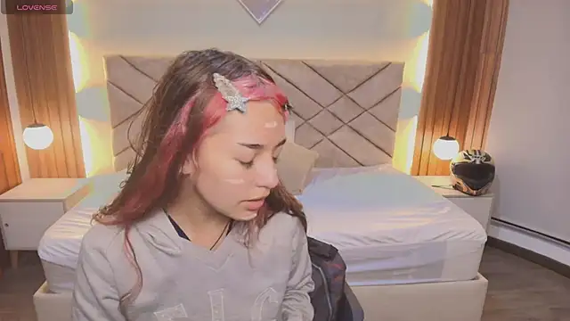 Laracooper  online show from 02-12-26, 09:21