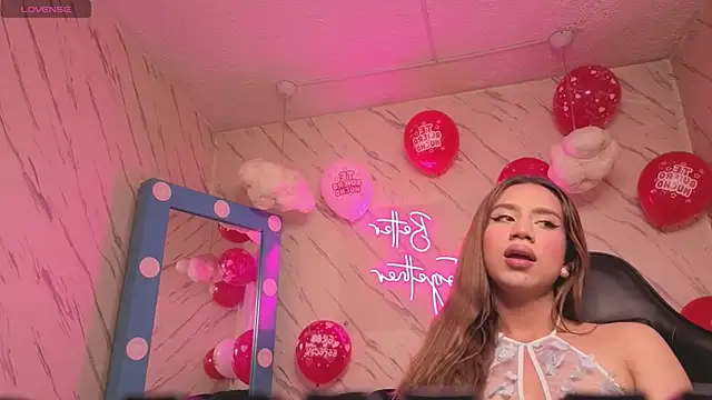 Snapshot of Evy_Luxx_v chatting on 11-14-25, 04:44 Evy Luxx v online show from 11-14-25, 04:44