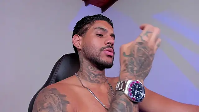 Snapshot of LuigiVitale_1 chatting on 11-19-25, 01:55 LuigiVitale 1 online show from 11-19-25, 01:55