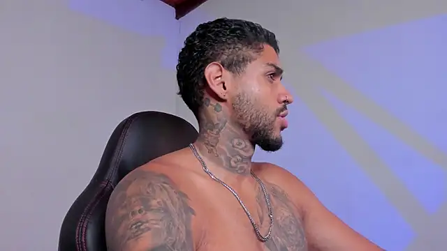 Snapshot of LuigiVitale_1 chatting on 11-25-25, 07:52 LuigiVitale 1 online show from 11-25-25, 07:52