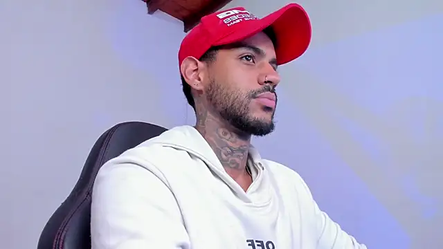 Snapshot of LuigiVitale_1 chatting on 11-27-25, 08:05 LuigiVitale 1 online show from 11-27-25, 08:05