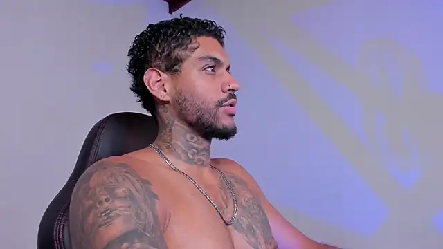 Snapshot of LuigiVitale_1 chatting on 12-04-25, 01:59 LuigiVitale 1 online show from 12-04-25, 01:59