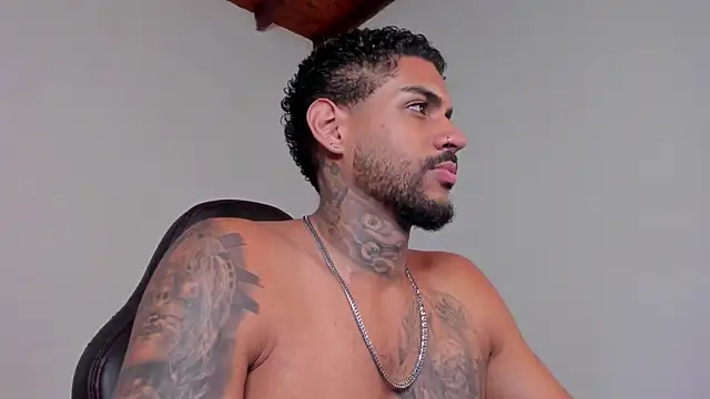 Snapshot of LuigiVitale_1 chatting on 12-16-25, 04:28 LuigiVitale 1 online show from 12-16-25, 04:28