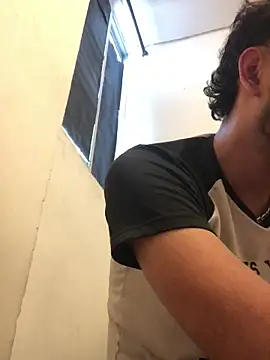 Snapshot of Brunicci chatting on 12-17-25, 06:36 Brunicci online show from 12-17-25, 06:36