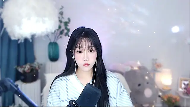 Snapshot of Laura_520 chatting on 11-22-25, 12:42 Laura 520 online show from 11-22-25, 12:42