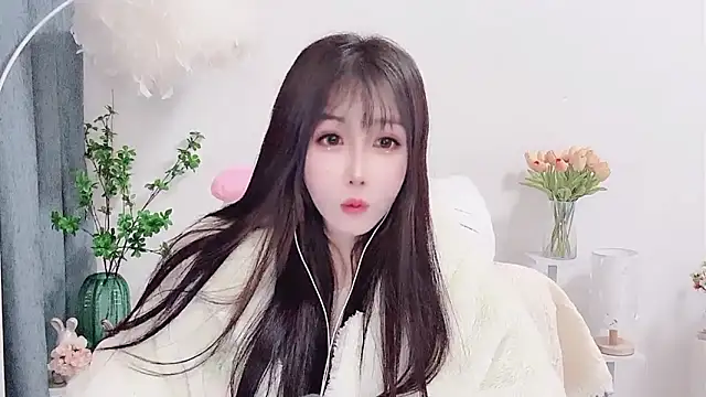 Snapshot of Laura_520 chatting on 12-16-25, 08:19 Laura 520 online show from 12-16-25, 08:19