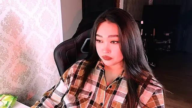 Snapshot of Emma_Uilson chatting on 12-15-25, 01:32 Emma Uilson online show from 12-15-25, 01:32