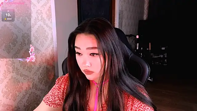 Snapshot of Emma_Uilson chatting on 12-17-25, 02:06 Emma Uilson online show from 12-17-25, 02:06