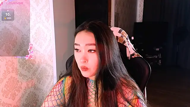 Snapshot of Emma_Uilson chatting on 12-19-25, 07:37 Emma Uilson online show from 12-19-25, 07:37