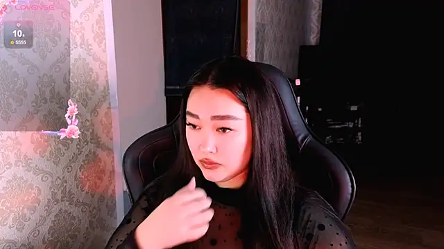 Snapshot of Emma_Uilson chatting on 12-21-25, 09:38 Emma Uilson online show from 12-21-25, 09:38