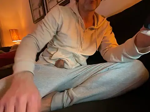 Snapshot of Brandonn1989amateur chatting on 12-17-25, 09:43 Brandonn1989amateur online show from 12-17-25, 09:43