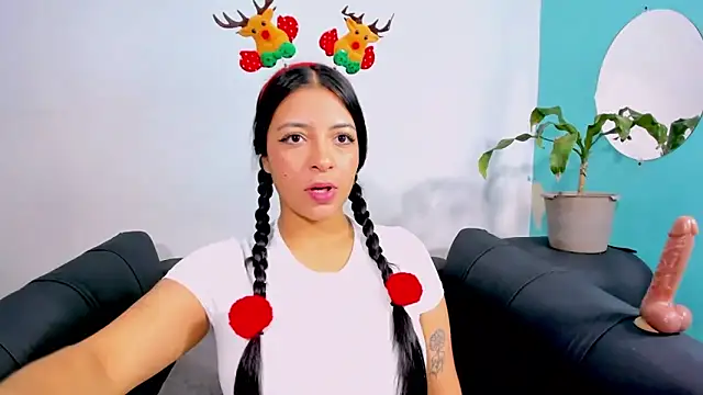 Snapshot of evelisse_ chatting on 12-19-25, 03:57 evelisse online show from 12-19-25, 03:57