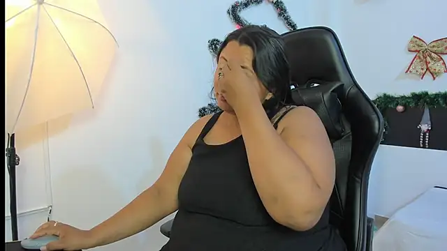 Snapshot of BWW-CINDY11 chatting on 12-05-25, 03:48 BWW-CINDY11 online show from 12-05-25, 03:48