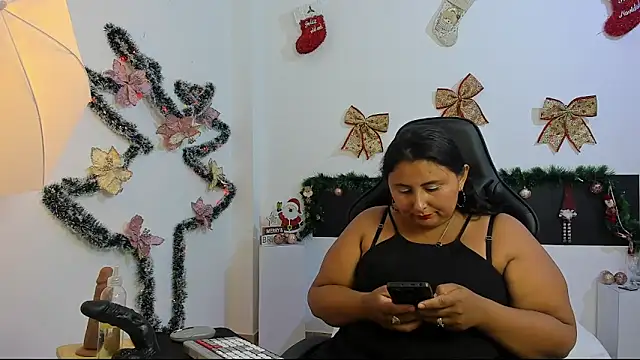 Snapshot of BWW-CINDY11 chatting on 12-15-25, 07:51 BWW-CINDY11 online show from 12-15-25, 07:51