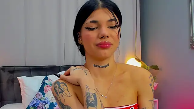 Snapshot of YasminWild chatting on 11-27-25, 04:47 YasminWild online show from 11-27-25, 04:47