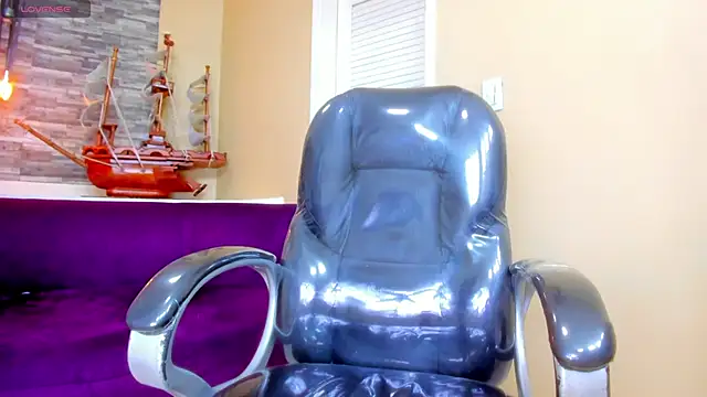 Snapshot of Hottie_Bear chatting on 11-17-25, 05:13 Hottie Bear online show from 11-17-25, 05:13