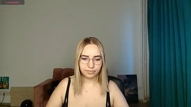 Snapshot of HillaryWong chatting on 11-17-25, 06:52 HillaryWong online show from 11-17-25, 06:52