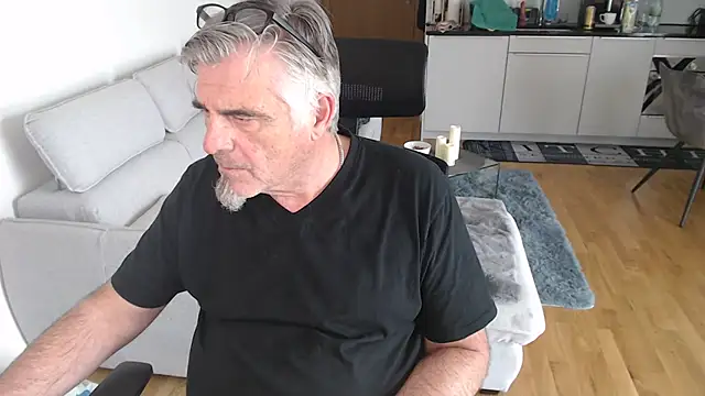 Buidapest online show from 04-17-26, 01:14