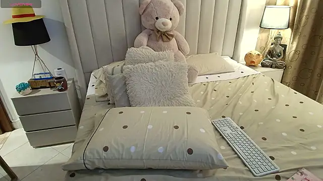 Emyii  online show from 03-21-26, 08:19