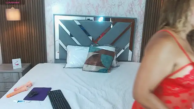 Snapshot of Lorna_queen chatting on 11-19-25, 11:32 Lorna queen online show from 11-19-25, 11:32