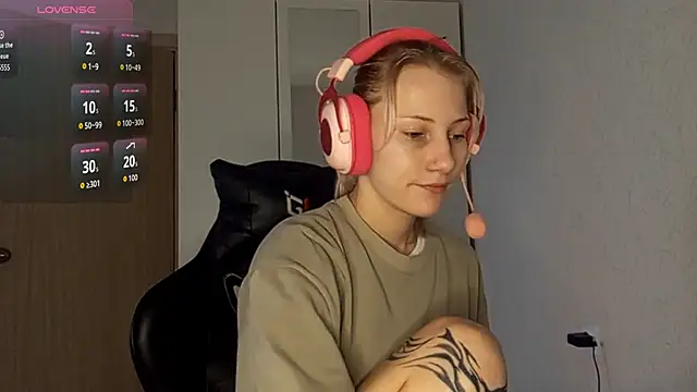 Snapshot of FoxySable chatting on 11-19-25, 08:14 FoxySable online show from 11-19-25, 08:14