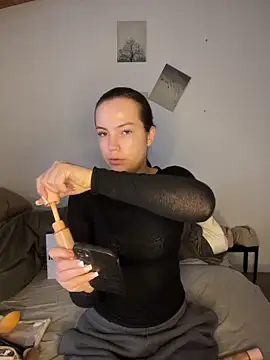 Sandrasnoww online show from 12-16-25, 12:32