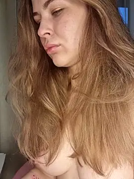 Snapshot of glossbaby chatting on 11-18-25, 06:51 glossbaby online show from 11-18-25, 06:51