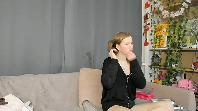 Snapshot of KarieBowery chatting on 11-28-25, 08:33 KarieBowery online show from 11-28-25, 08:33