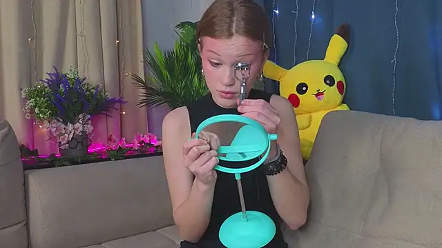 Snapshot of KarieBowery chatting on 12-04-25, 07:55 KarieBowery online show from 12-04-25, 07:55