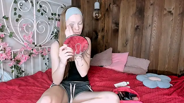 Snapshot of KarieBowery chatting on 12-18-25, 08:37 KarieBowery online show from 12-18-25, 08:37