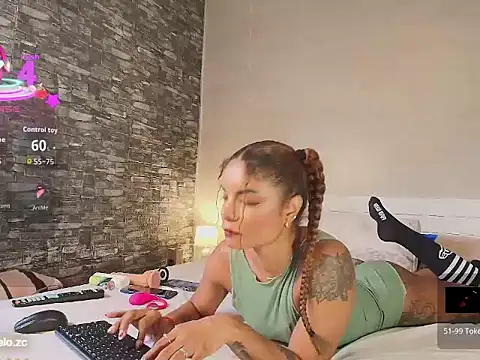 Snapshot of carameloo_95 chatting on 12-16-25, 10:09 carameloo 95 online show from 12-16-25, 10:09