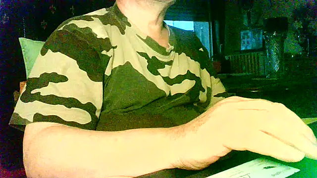 Snapshot of ALBONU73 chatting on 11-17-25, 04:13 ALBONU73 online show from 11-17-25, 04:13