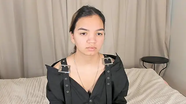 Snapshot of CoreenLuebbers chatting on 11-21-25, 08:02 CoreenLuebbers online show from 11-21-25, 08:02