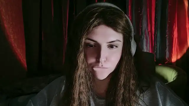 Snapshot of DaraSecret chatting on 11-18-25, 01:22 DaraSecret online show from 11-18-25, 01:22