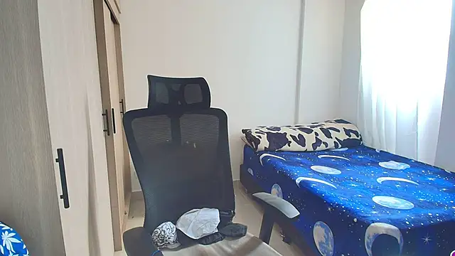 Snapshot of naitt_ chatting on 11-28-25, 01:47 naitt online show from 11-28-25, 01:47