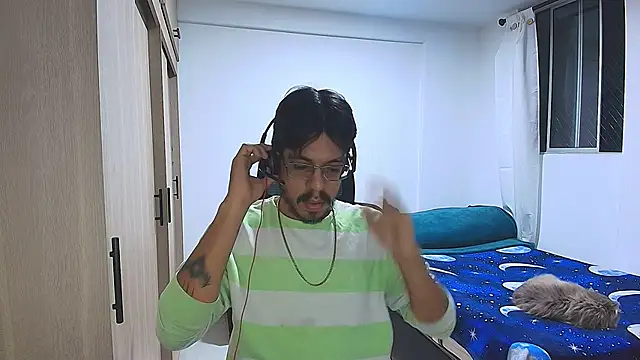 Snapshot of naitt_ chatting on 12-18-25, 10:43 naitt online show from 12-18-25, 10:43