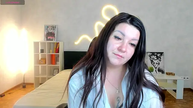 Snapshot of still__her chatting on 12-04-25, 01:04 still her online show from 12-04-25, 01:04