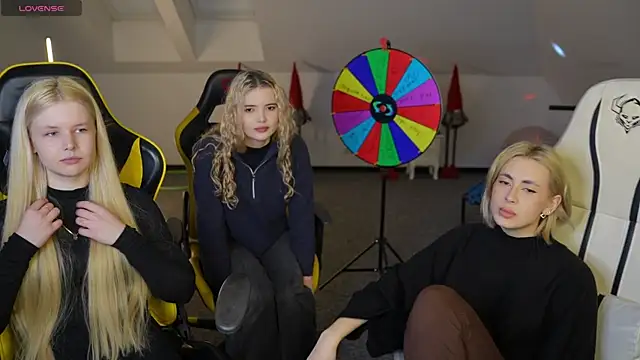 Snapshot of Kara_cat chatting on 12-05-25, 03:30 Kara cat online show from 12-05-25, 03:30