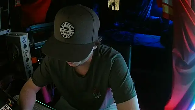 Snapshot of Bowerboi chatting on 11-28-25, 01:08 Bowerboi online show from 11-28-25, 01:08