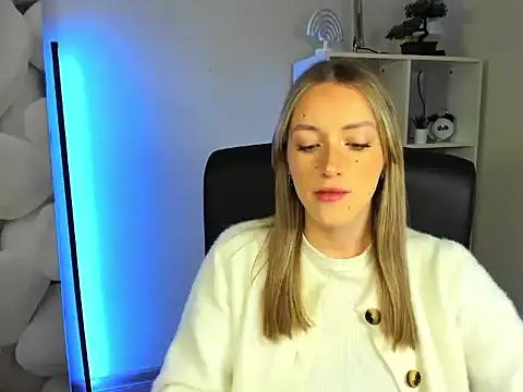 Snapshot of EvelynBlond chatting on 11-25-25, 06:24 EvelynBlond online show from 11-25-25, 06:24