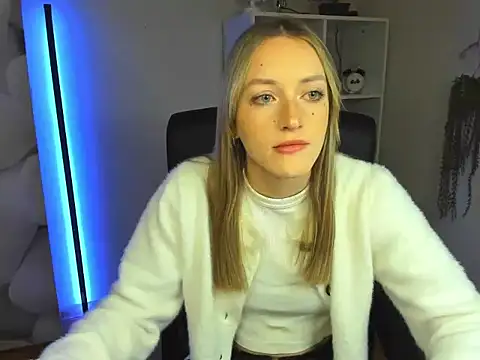 Snapshot of EvelynBlond chatting on 11-26-25, 06:25 EvelynBlond online show from 11-26-25, 06:25