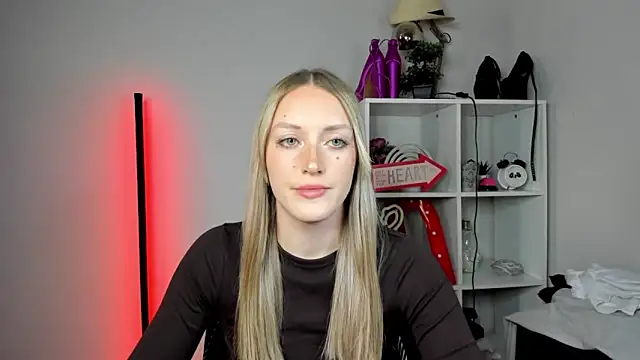 EvelynBlond online show from 05-18-26, 12:55