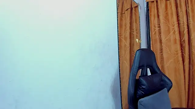 Snapshot of NaommiCampbell chatting on 12-04-25, 02:15 NaommiCampbell online show from 12-04-25, 02:15