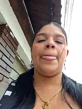 Snapshot of Layla-daring chatting on 12-15-25, 08:02 Layla-daring online show from 12-15-25, 08:02