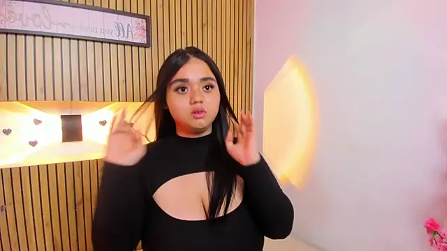 Snapshot of SaraLondon13 chatting on 11-21-25, 10:41 SaraLondon13 online show from 11-21-25, 10:41