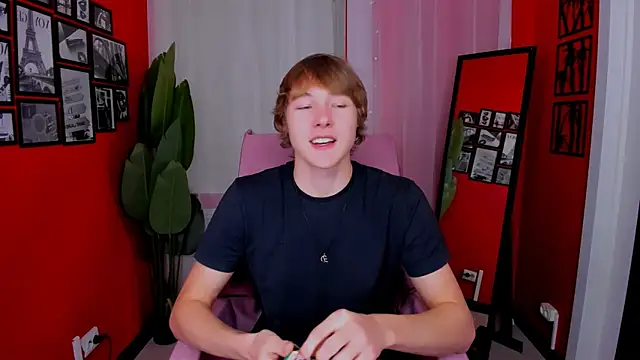 Snapshot of DonaldWoon chatting on 12-04-25, 03:54 DonaldWoon online show from 12-04-25, 03:54