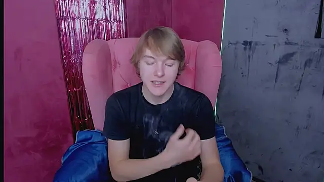 Snapshot of DonaldWoon chatting on 12-14-25, 09:52 DonaldWoon online show from 12-14-25, 09:52