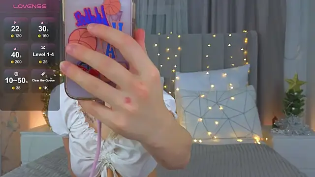 Snapshot of LyraTate chatting on 12-17-25, 01:22 LyraTate online show from 12-17-25, 01:22